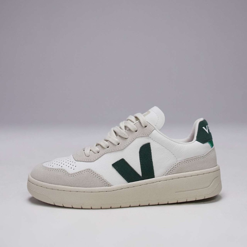 VEJA V-90 trainer in white/green